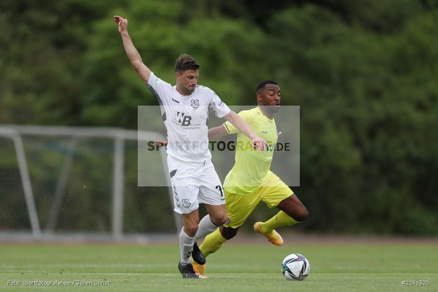 Daniel Leicht, Saliou Sane, Sportplatz Am Sonnenstuhl, Randersacker, 23.06.2021, Freundschaftsspiele, Regionalliga Bayern, 3. Liga, DFB, sport, action, Fussball, Deutschland, Juni 2021, Saison 2021/2022, TSV, FWK, TSV Aubstadt, FC Würzburger Kickers - Bild-ID: 2296320