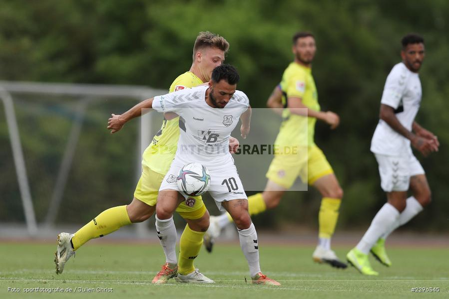 Leon Schneider, Timo Pitter, Sportplatz Am Sonnenstuhl, Randersacker, 23.06.2021, Freundschaftsspiele, Regionalliga Bayern, 3. Liga, DFB, sport, action, Fussball, Deutschland, Juni 2021, Saison 2021/2022, TSV, FWK, TSV Aubstadt, FC Würzburger Kickers - Bild-ID: 2296345