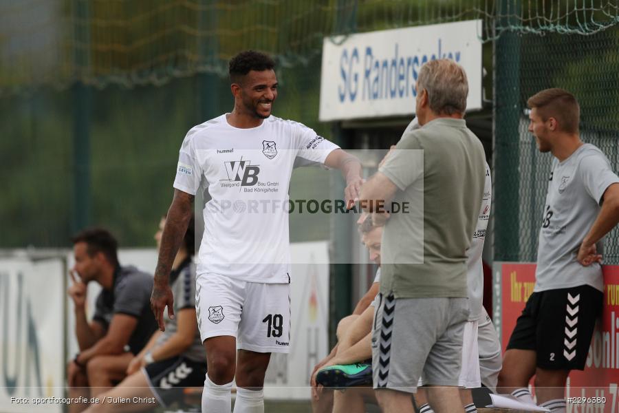 Gut gelaunt, Abklatschen, Michael Dellinger, Sportplatz Am Sonnenstuhl, Randersacker, 23.06.2021, Freundschaftsspiele, Regionalliga Bayern, 3. Liga, DFB, sport, action, Fussball, Deutschland, Juni 2021, Saison 2021/2022, TSV, FWK, TSV Aubstadt, FC Würzburger Kickers - Bild-ID: 2296380