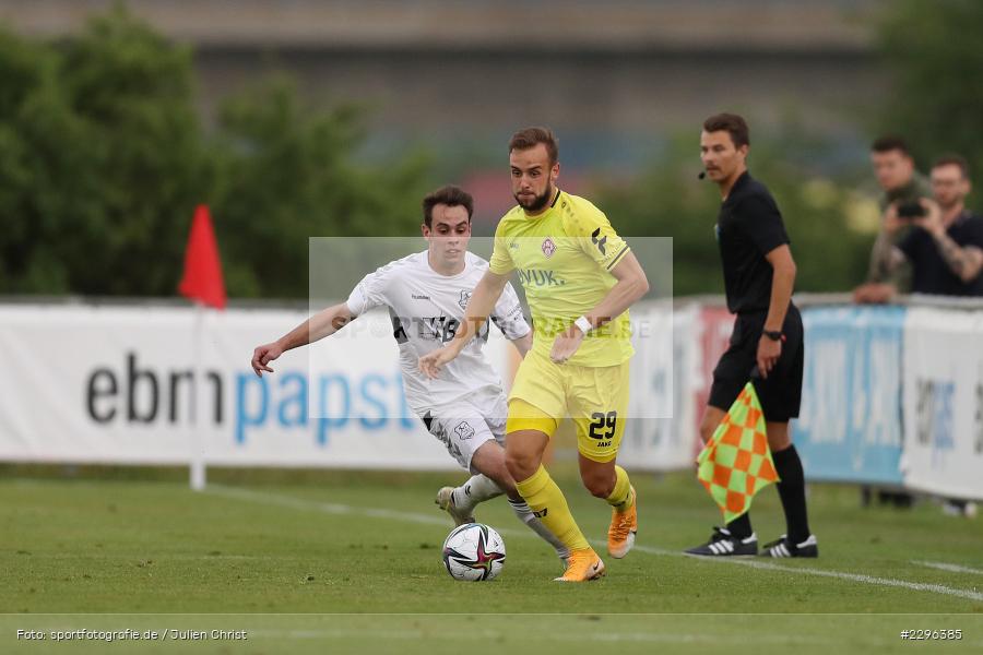 Xaver Fabisch, David Kopacz, Sportplatz Am Sonnenstuhl, Randersacker, 23.06.2021, Freundschaftsspiele, Regionalliga Bayern, 3. Liga, DFB, sport, action, Fussball, Deutschland, Juni 2021, Saison 2021/2022, TSV, FWK, TSV Aubstadt, FC Würzburger Kickers - Bild-ID: 2296385