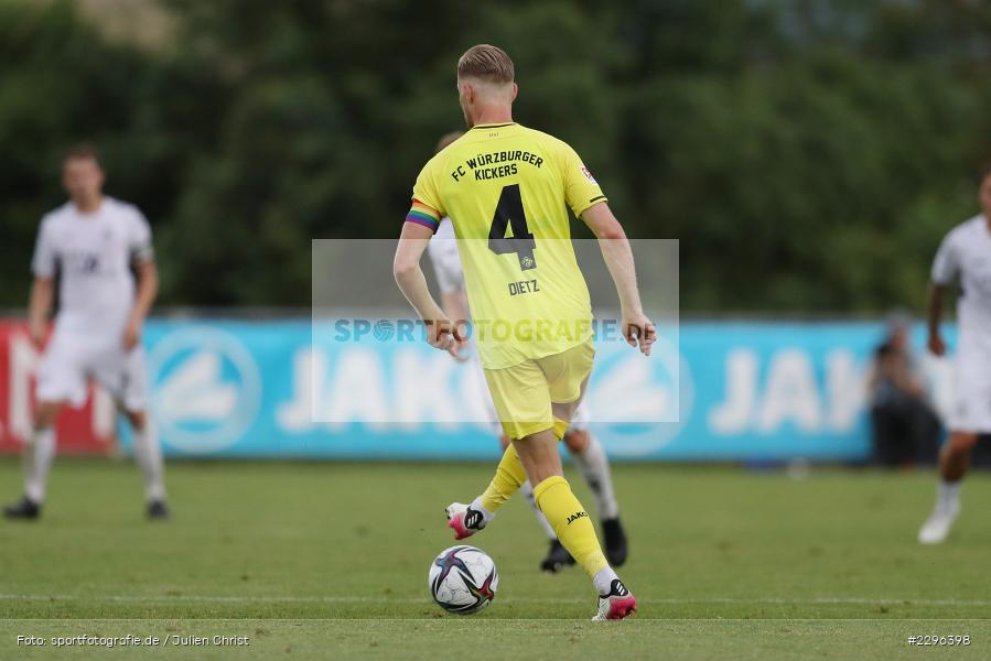 Regenbogenbinde, Lars Dietz, Sportplatz Am Sonnenstuhl, Randersacker, 23.06.2021, Freundschaftsspiele, Regionalliga Bayern, 3. Liga, DFB, sport, action, Fussball, Deutschland, Juni 2021, Saison 2021/2022, TSV, FWK, TSV Aubstadt, FC Würzburger Kickers - Bild-ID: 2296398