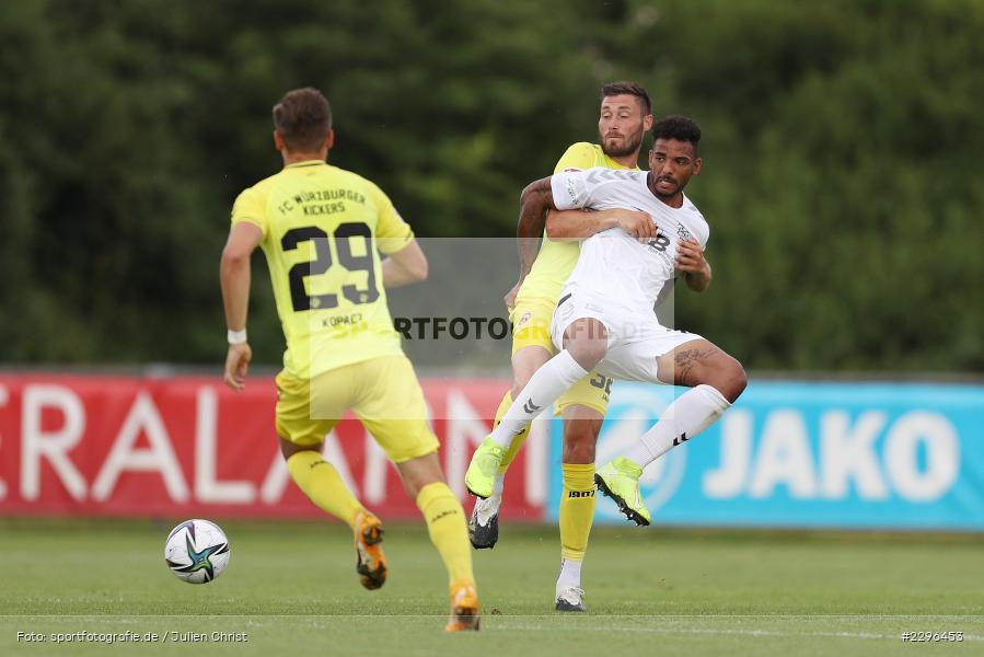 Michael Dellinger, Sportplatz Am Sonnenstuhl, Randersacker, 23.06.2021, Freundschaftsspiele, Regionalliga Bayern, 3. Liga, DFB, sport, action, Fussball, Deutschland, Juni 2021, Saison 2021/2022, TSV, FWK, TSV Aubstadt, FC Würzburger Kickers - Bild-ID: 2296453