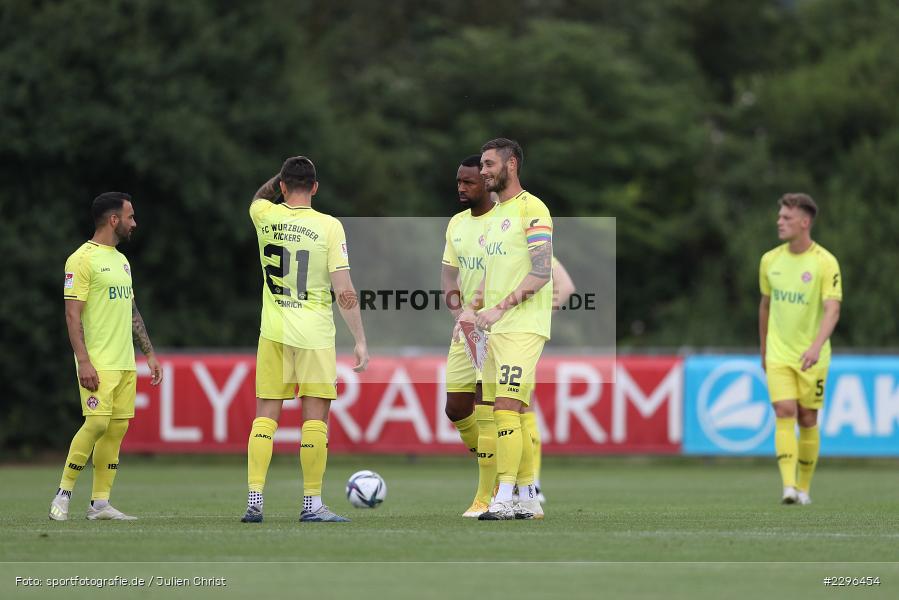 Leon Schneider, Moritz Heinrich, Saliou Sane, Mitja Lotric, Christian Strohdiek, Sportplatz Am Sonnenstuhl, Randersacker, 23.06.2021, Freundschaftsspiele, Regionalliga Bayern, 3. Liga, DFB, sport, action, Fussball, Deutschland, Juni 2021, Saison 2021/2022, TSV, FWK, TSV Aubstadt, FC Würzburger Kickers - Bild-ID: 2296454