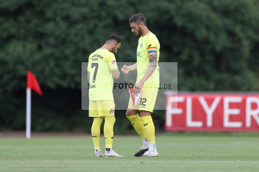Vereinswappen, Mitja Lotric, Christian Strohdiek, Sportplatz Am Sonnenstuhl, Randersacker, 23.06.2021, Freundschaftsspiele, Regionalliga Bayern, 3. Liga, DFB, sport, action, Fussball, Deutschland, Juni 2021, Saison 2021/2022, TSV, FWK, TSV Aubstadt, FC Würzburger Kickers - Bild-ID: 2296455