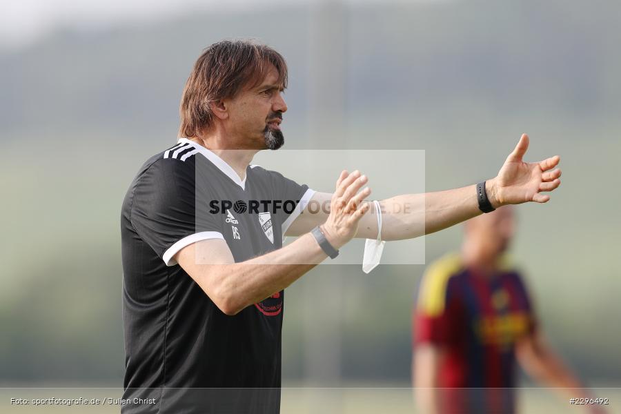Hände, Arme, gestikuliert, Trainer, Ralf Spiegel, Sportgelände, Retzbach, 25.06.2021, Freundschaftsspiele, sport, action, Fussball, Deutschland, Juni 2021, Saison 2021/2022, BSC, TSV, BSC Aura, TSV Retzbach - Bild-ID: 2296492