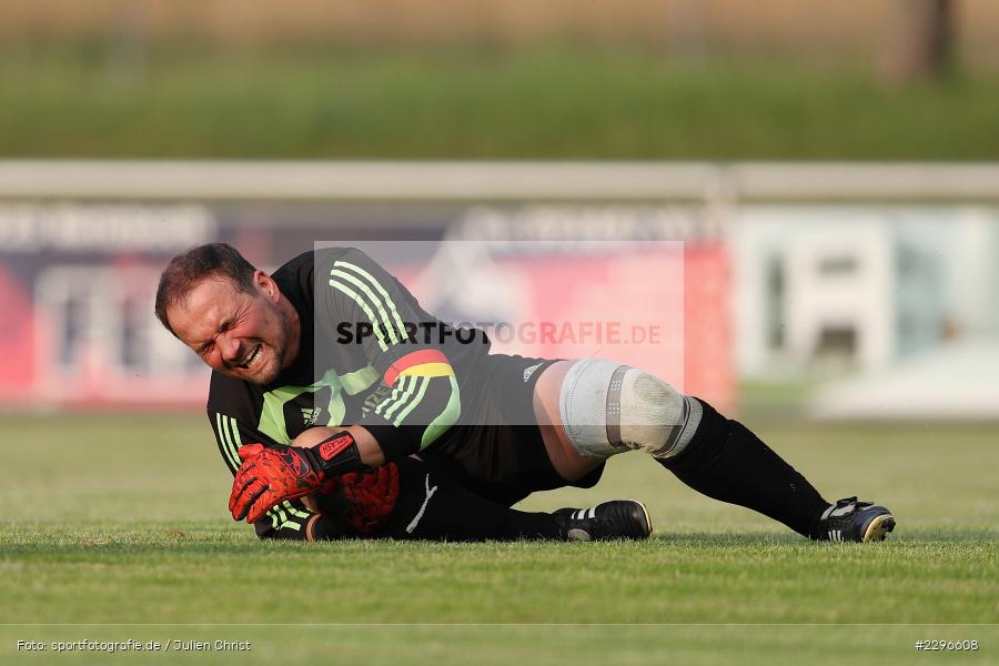 Knie, Mimik, Marcel Katzenberger, Sportgelände, Retzbach, 25.06.2021, Freundschaftsspiele, sport, action, Fussball, Deutschland, Juni 2021, Saison 2021/2022, BSC, TSV, BSC Aura, TSV Retzbach - Bild-ID: 2296608