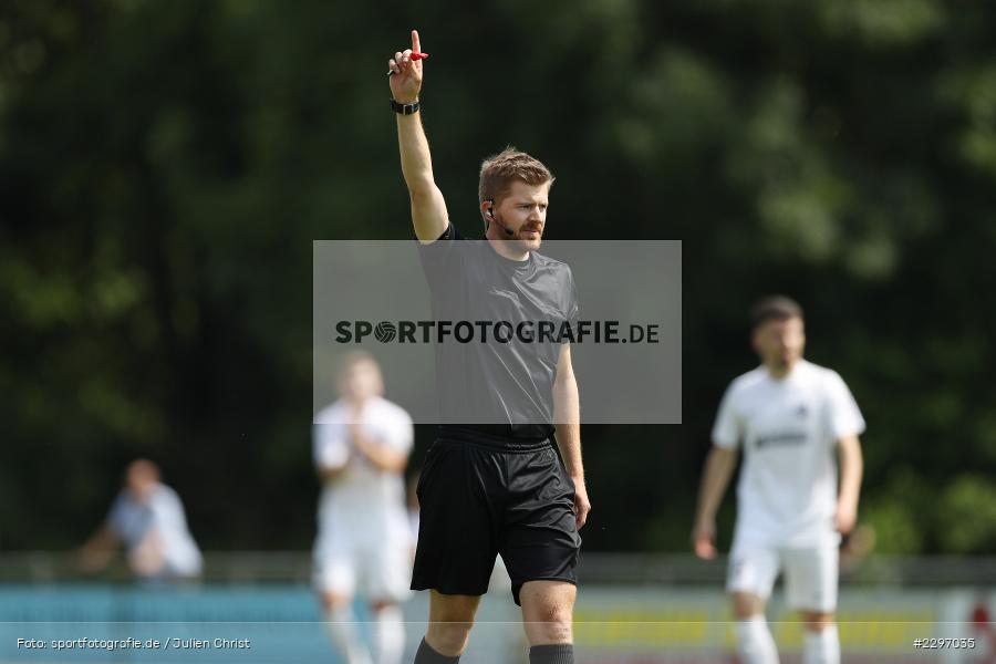 Schiedsrichter, Thomas Gscheidl, Sportgelaende in der Au, Karlstadt, 04.07.2021, Freundschaftsspiele, sport, action, Fussball, Deutschland, Juli 2021, Saison 2021/2022, Bezirksliga Unterfranken West, Bayernliga Nord, ASV Rimpar, TSV Karlburg - Bild-ID: 2297035