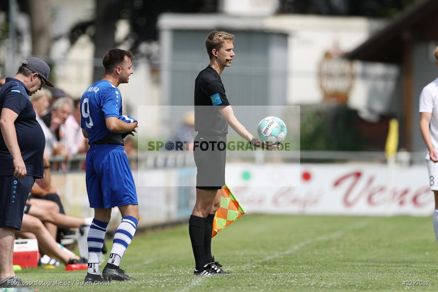 Schiedsrichter, Assistent, Hannes Hemrich, Sportgelaende in der Au, Karlstadt, 04.07.2021, Freundschaftsspiele, sport, action, Fussball, Deutschland, Juli 2021, Saison 2021/2022, Bezirksliga Unterfranken West, Bayernliga Nord, ASV Rimpar, TSV Karlburg - Bild-ID: 2297062