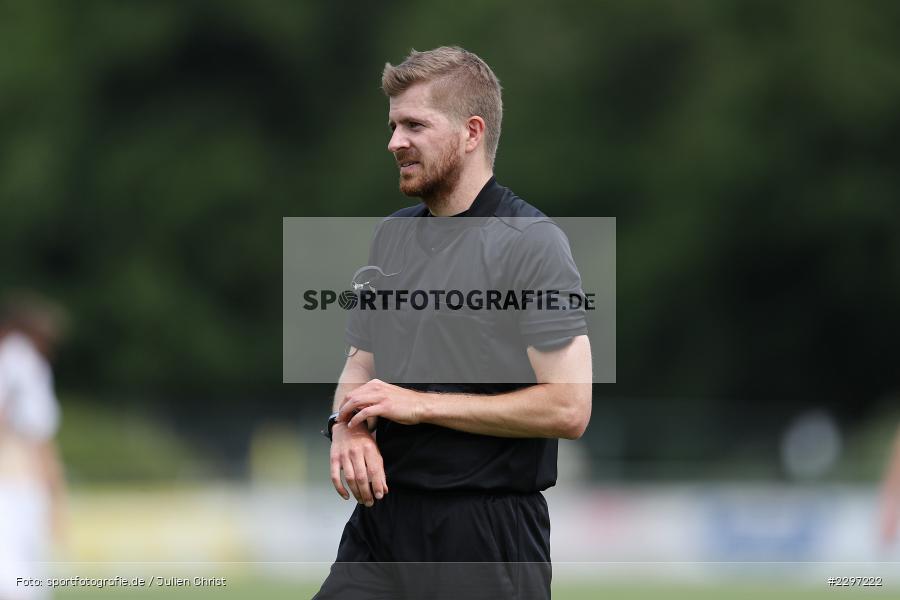 Schiedsrichter, Thomas Gscheidl, Sportgelaende in der Au, Karlstadt, 04.07.2021, Freundschaftsspiele, sport, action, Fussball, Deutschland, Juli 2021, Saison 2021/2022, Bezirksliga Unterfranken West, Bayernliga Nord, ASV Rimpar, TSV Karlburg - Bild-ID: 2297222