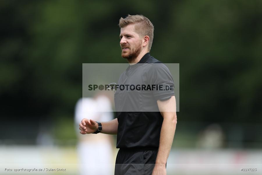 Schiedsrichter, Thomas Gscheidl, Sportgelaende in der Au, Karlstadt, 04.07.2021, Freundschaftsspiele, sport, action, Fussball, Deutschland, Juli 2021, Saison 2021/2022, Bezirksliga Unterfranken West, Bayernliga Nord, ASV Rimpar, TSV Karlburg - Bild-ID: 2297223