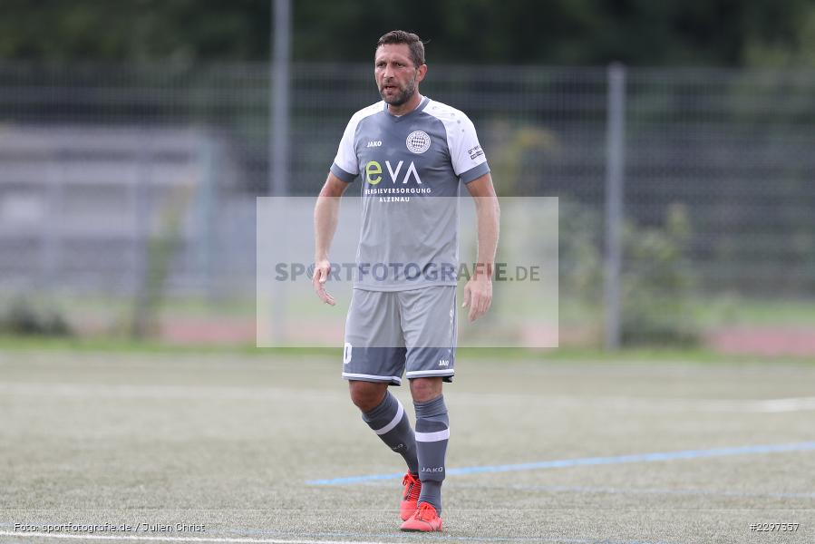Spielertrainer, Peter Sprung, Städtisches Sportzentrum, Alzenau in Unterfranken, 11.07.2021, sport, action, Fussball, Deutschland, Testspiel, Freundschaftsspiele, Juli 2021, Saison 2021/2022, Bayernliga, Hessenliga, TSV Karlburg, FC Bayern Alzenau - Bild-ID: 2297357