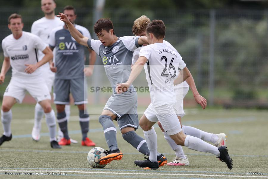 Adrian Winter, Paul Karle, Mingi Kang, Städtisches Sportzentrum, Alzenau in Unterfranken, 11.07.2021, sport, action, Fussball, Deutschland, Testspiel, Freundschaftsspiele, Juli 2021, Saison 2021/2022, Bayernliga, Hessenliga, TSV Karlburg, FC Bayern Alzenau - Bild-ID: 2297362