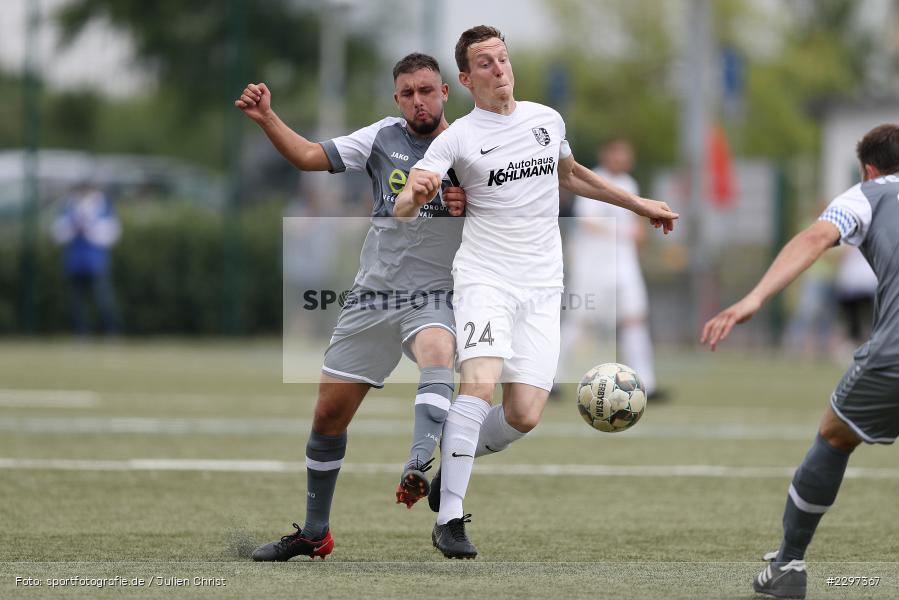 Sebastian Fries, Gianni Petrone, Städtisches Sportzentrum, Alzenau in Unterfranken, 11.07.2021, sport, action, Fussball, Deutschland, Testspiel, Freundschaftsspiele, Juli 2021, Saison 2021/2022, Bayernliga, Hessenliga, TSV Karlburg, FC Bayern Alzenau - Bild-ID: 2297367