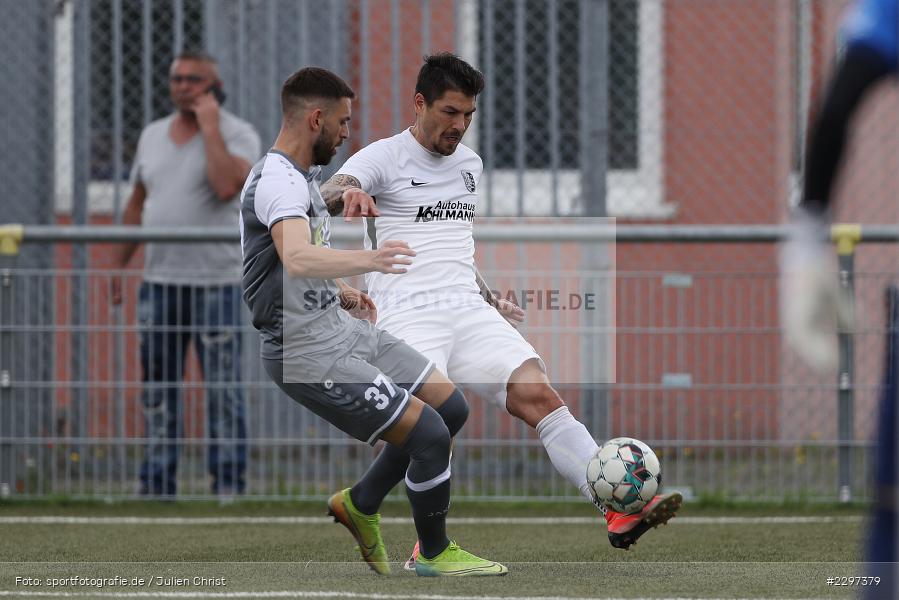 Vasileios Porporis, Steffen Bachmann, Städtisches Sportzentrum, Alzenau in Unterfranken, 11.07.2021, sport, action, Fussball, Deutschland, Testspiel, Freundschaftsspiele, Juli 2021, Saison 2021/2022, Bayernliga, Hessenliga, TSV Karlburg, FC Bayern Alzenau - Bild-ID: 2297379