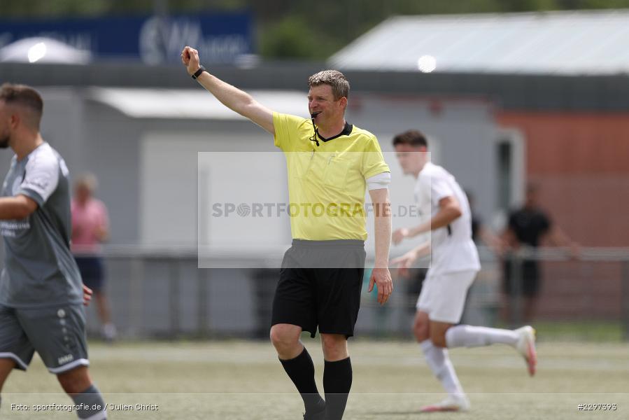 Schiedsrichter, Christian Stübing, Städtisches Sportzentrum, Alzenau in Unterfranken, 11.07.2021, sport, action, Fussball, Deutschland, Testspiel, Freundschaftsspiele, Juli 2021, Saison 2021/2022, Bayernliga, Hessenliga, TSV Karlburg, FC Bayern Alzenau - Bild-ID: 2297393