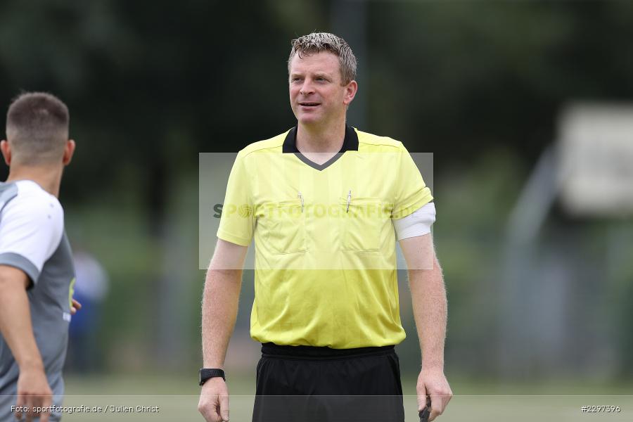 Schiedsrichter, Christian Stübing, Städtisches Sportzentrum, Alzenau in Unterfranken, 11.07.2021, sport, action, Fussball, Deutschland, Testspiel, Freundschaftsspiele, Juli 2021, Saison 2021/2022, Bayernliga, Hessenliga, TSV Karlburg, FC Bayern Alzenau - Bild-ID: 2297396