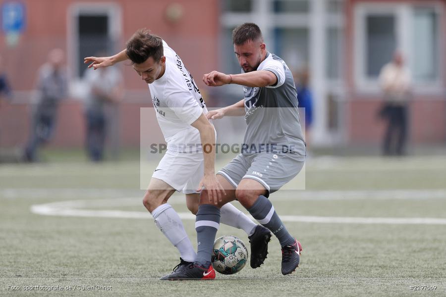 Paul Karle, Gianni Petrone, Städtisches Sportzentrum, Alzenau in Unterfranken, 11.07.2021, sport, action, Fussball, Deutschland, Testspiel, Freundschaftsspiele, Juli 2021, Saison 2021/2022, Bayernliga, Hessenliga, TSV Karlburg, FC Bayern Alzenau - Bild-ID: 2297669