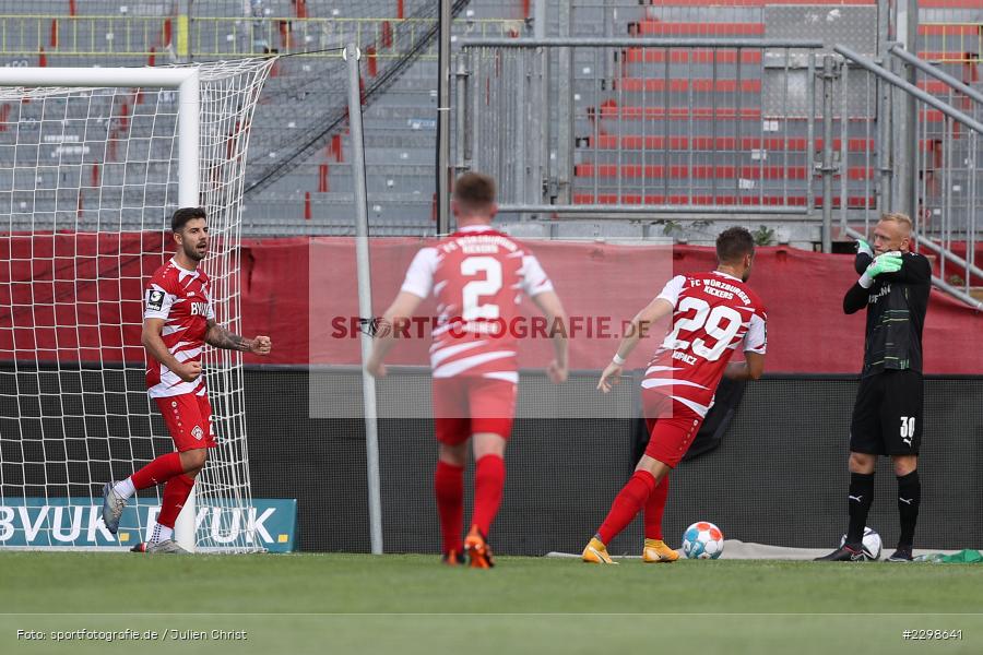 Emotionen, David Kopacz, Torjubel, Moritz Heinrich, FLYERALARM Arena, Würzburg, 14.07.2021, DFL, Freundschaftsspiele, sport, action, Fussball, Deutschland, Juli 2021, Saison 2021/2022, SGF, FWK, Bundesliga, 3. Liga, SpVgg Greuther Fürth, FC Würzburger Kickers - Bild-ID: 2298641