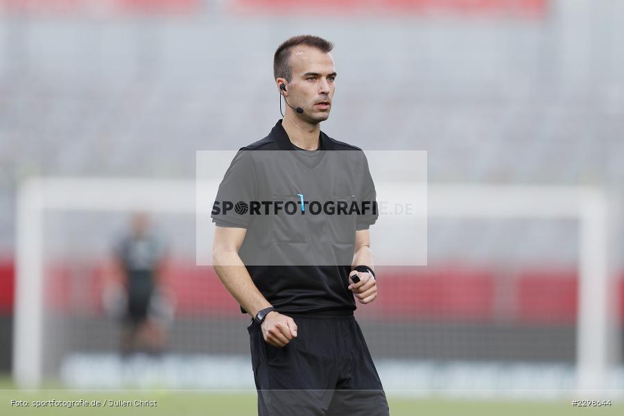 Schiedsrichter, Joshua Herbert, FLYERALARM Arena, Würzburg, 14.07.2021, DFL, Freundschaftsspiele, sport, action, Fussball, Deutschland, Juli 2021, Saison 2021/2022, SGF, FWK, Bundesliga, 3. Liga, SpVgg Greuther Fürth, FC Würzburger Kickers - Bild-ID: 2298644
