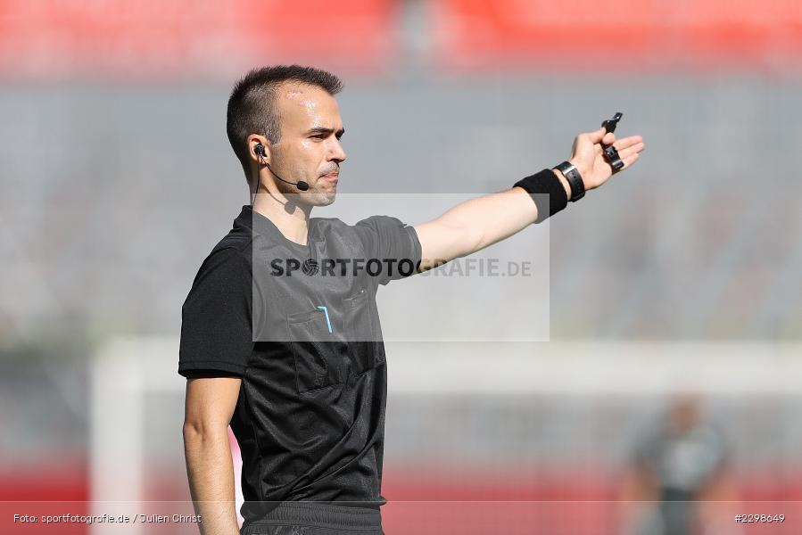 Schiedsrichter, Joshua Herbert, FLYERALARM Arena, Würzburg, 14.07.2021, DFL, Freundschaftsspiele, sport, action, Fussball, Deutschland, Juli 2021, Saison 2021/2022, SGF, FWK, Bundesliga, 3. Liga, SpVgg Greuther Fürth, FC Würzburger Kickers - Bild-ID: 2298649