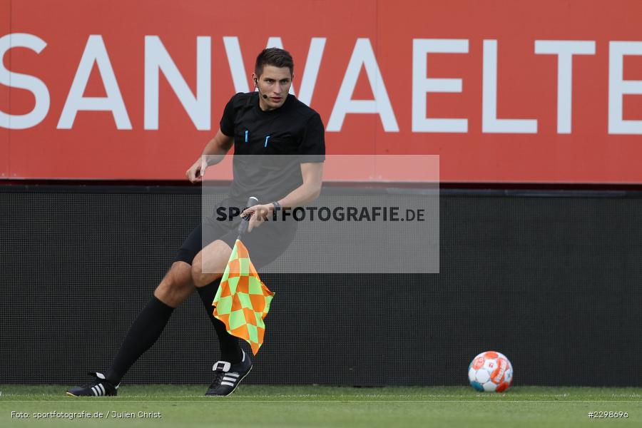 Assistent, Tim Waldinger, FLYERALARM Arena, Würzburg, 14.07.2021, DFL, Freundschaftsspiele, sport, action, Fussball, Deutschland, Juli 2021, Saison 2021/2022, SGF, FWK, Bundesliga, 3. Liga, SpVgg Greuther Fürth, FC Würzburger Kickers - Bild-ID: 2298696