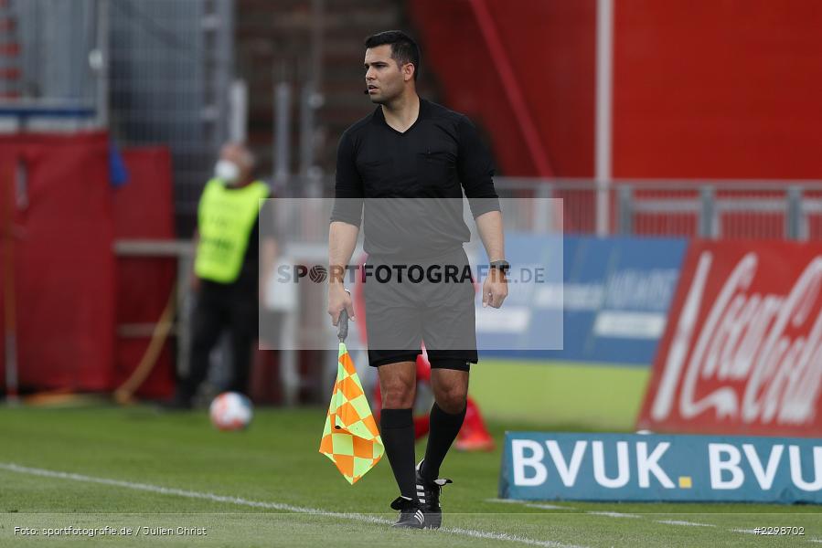 Assistent, Schiedsrichter, Gahis Safi, FLYERALARM Arena, Würzburg, 14.07.2021, DFL, Freundschaftsspiele, sport, action, Fussball, Deutschland, Juli 2021, Saison 2021/2022, SGF, FWK, Bundesliga, 3. Liga, SpVgg Greuther Fürth, FC Würzburger Kickers - Bild-ID: 2298702