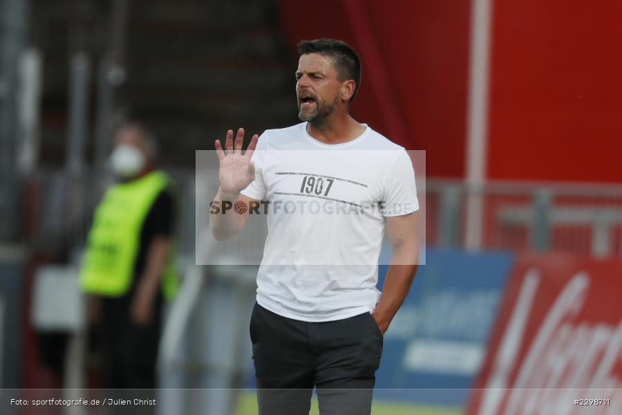 Hände, Arme, gestikuliert, Torsten Ziegner, FLYERALARM Arena, Würzburg, 14.07.2021, DFL, Freundschaftsspiele, sport, action, Fussball, Deutschland, Juli 2021, Saison 2021/2022, SGF, FWK, Bundesliga, 3. Liga, SpVgg Greuther Fürth, FC Würzburger Kickers - Bild-ID: 2298711