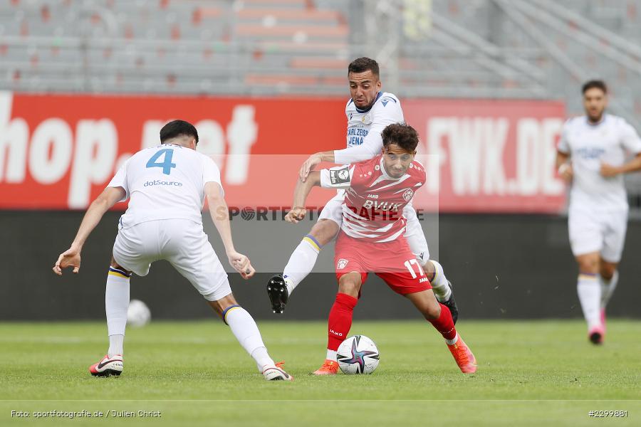 Justin Schau, Dildar Atmaca, FLYERALARM Arena, Würzburg, 17.07.2021, DFL, Freundschaftsspiele, sport, action, Fussball, Deutschland, Juli 2021, Saison 2021/2022, FCC, FWK, Regionalliga Nordost, 3. Liga, FC Carl Zeiss Jena, FC Würzburger Kickers - Bild-ID: 2299881
