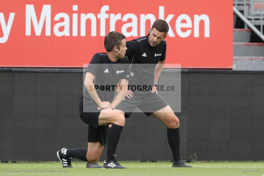 Aufwärmen, Schiedsrichter, Manuel Steigerwald, FLYERALARM Arena, Würzburg, 17.07.2021, DFL, Freundschaftsspiele, sport, action, Fussball, Deutschland, Juli 2021, Saison 2021/2022, FCC, FWK, Regionalliga Nordost, 3. Liga, FC Carl Zeiss Jena, FC Würzburger Kickers - Bild-ID: 2299944 Aufwärmen, Schiedsrichter, Manuel Steigerwald, FLYERALARM Arena, Würzburg, 17.07.2021, DFL, Freundschaftsspiele, sport, action, Fussball, Deutschland, Juli 2021, Saison 2021/2022, FCC, FWK, Regionalliga Nordost, 3. Liga, FC Carl Zeiss Jena, FC Würzburger Kickers - Bild-ID: 2299944