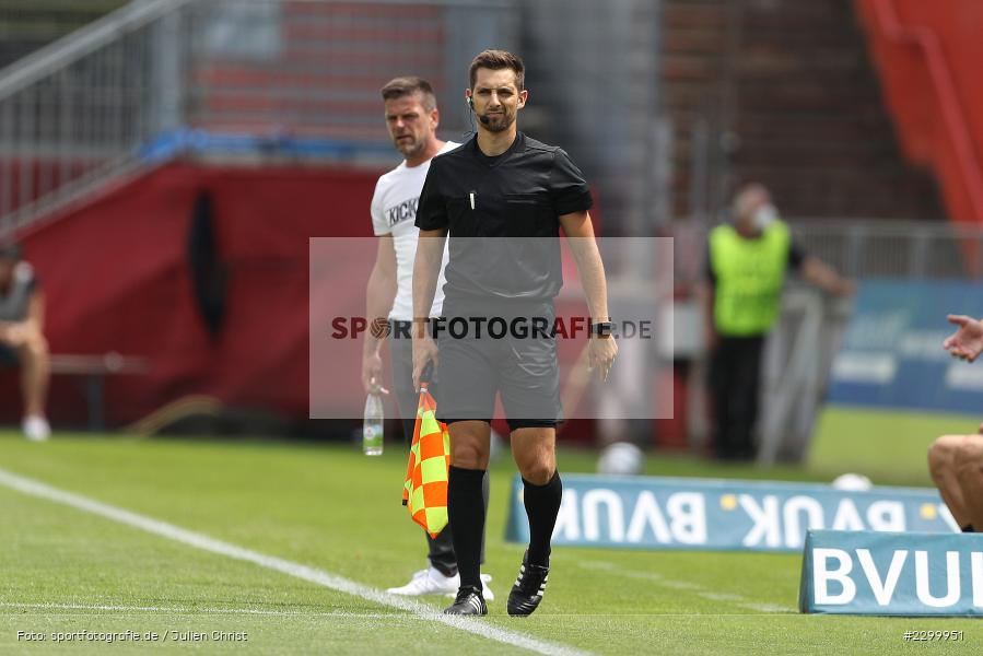 Schiedsrichter, Maximilian Ziegler, FLYERALARM Arena, Würzburg, 17.07.2021, DFL, Freundschaftsspiele, sport, action, Fussball, Deutschland, Juli 2021, Saison 2021/2022, FCC, FWK, Regionalliga Nordost, 3. Liga, FC Carl Zeiss Jena, FC Würzburger Kickers - Bild-ID: 2299951 Schiedsrichter, Maximilian Ziegler, FLYERALARM Arena, Würzburg, 17.07.2021, DFL, Freundschaftsspiele, sport, action, Fussball, Deutschland, Juli 2021, Saison 2021/2022, FCC, FWK, Regionalliga Nordost, 3. Liga, FC Carl Zeiss Jena, FC Würzburger Kickers - Bild-ID: 2299951