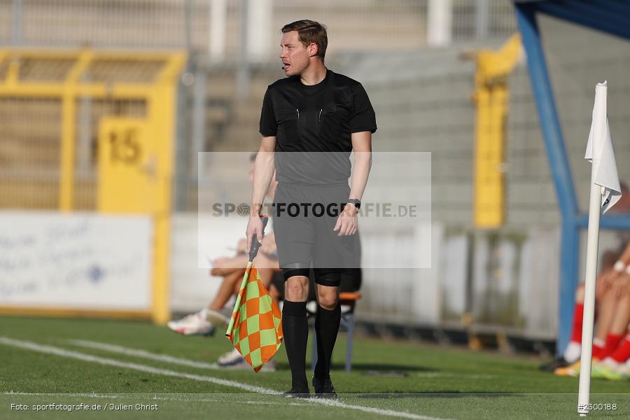 Schiedsrichter, Assistent, Christoph Stühler, Stadion am Schoenbusch, Aschaffenburg, 23.07.2021, BFV, sport, action, Fussball, Deutschland, Juli 2021, Saison 2021/2022, TSV, SVA, Regionalliga Bayern, TSV Buchbach, SV Viktoria Aschaffenburg - Bild-ID: 2300188