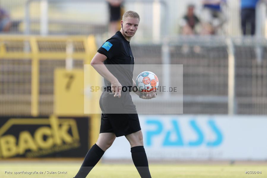 Schiedsrichter, André Denzlein, Stadion am Schoenbusch, Aschaffenburg, 23.07.2021, BFV, sport, action, Fussball, Deutschland, Juli 2021, Saison 2021/2022, TSV, SVA, Regionalliga Bayern, TSV Buchbach, SV Viktoria Aschaffenburg - Bild-ID: 2300194