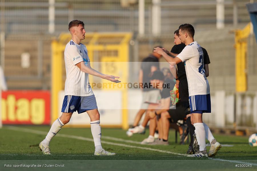 Abklatschen, Auswechslung, Benedict Laverty, Stadion am Schoenbusch, Aschaffenburg, 23.07.2021, BFV, sport, action, Fussball, Deutschland, Juli 2021, Saison 2021/2022, TSV, SVA, Regionalliga Bayern, TSV Buchbach, SV Viktoria Aschaffenburg - Bild-ID: 2300243