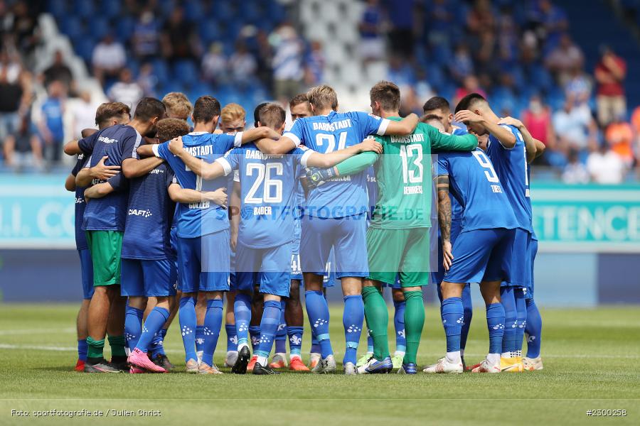 Mannschaftskreis, Merck-Stadion, Darmstadt, 24.07.2021, DFL, sport, action, Fussball, Deutschland, Juli 2021, Saison 2021/2022, SSV, SVD, Bundesliga, 2. Bundesliga, SSV Jahn Regensburg, SV Darmstadt 98 - Bild-ID: 2300258
