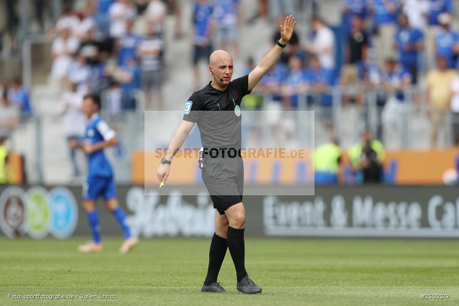 Schiedsrichter, Nicolas Winter, Merck-Stadion, Darmstadt, 24.07.2021, DFL, sport, action, Fussball, Deutschland, Juli 2021, Saison 2021/2022, SSV, SVD, Bundesliga, 2. Bundesliga, SSV Jahn Regensburg, SV Darmstadt 98 - Bild-ID: 2300279