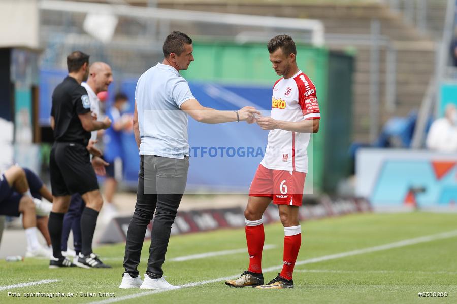 Zettel, Anweisungen, Mersad Selimbegovic, Merck-Stadion, Darmstadt, 24.07.2021, DFL, sport, action, Fussball, Deutschland, Juli 2021, Saison 2021/2022, SSV, SVD, Bundesliga, 2. Bundesliga, SSV Jahn Regensburg, SV Darmstadt 98 - Bild-ID: 2300280