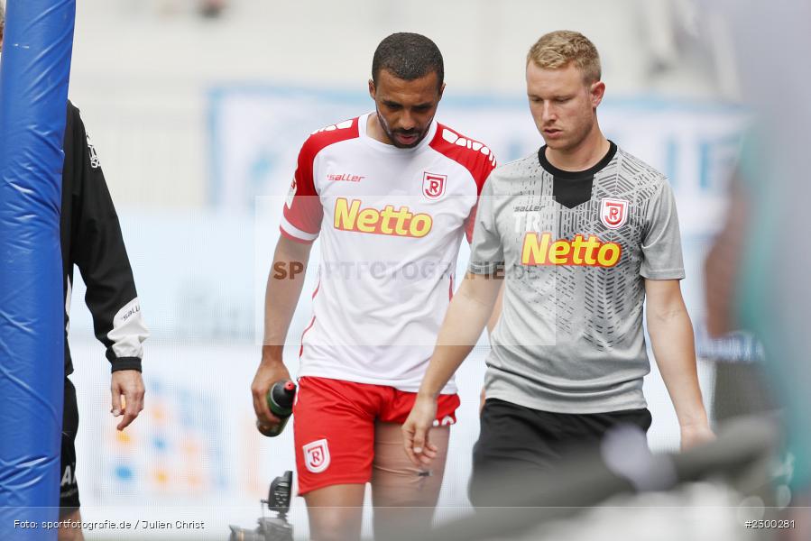Auswechslung, Leon Guwara, Merck-Stadion, Darmstadt, 24.07.2021, DFL, sport, action, Fussball, Deutschland, Juli 2021, Saison 2021/2022, SSV, SVD, Bundesliga, 2. Bundesliga, SSV Jahn Regensburg, SV Darmstadt 98 - Bild-ID: 2300281
