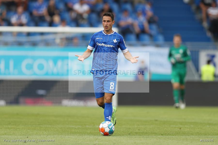 Fabian Schnellhardt, Merck-Stadion, Darmstadt, 24.07.2021, DFL, sport, action, Fussball, Deutschland, Juli 2021, Saison 2021/2022, SSV, SVD, Bundesliga, 2. Bundesliga, SSV Jahn Regensburg, SV Darmstadt 98 - Bild-ID: 2300315