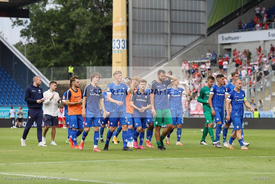 Marvin Mehlem, Fabian Holland, Merck-Stadion, Darmstadt, 24.07.2021, DFL, sport, action, Fussball, Deutschland, Juli 2021, Saison 2021/2022, SSV, SVD, Bundesliga, 2. Bundesliga, SSV Jahn Regensburg, SV Darmstadt 98 - Bild-ID: 2300316