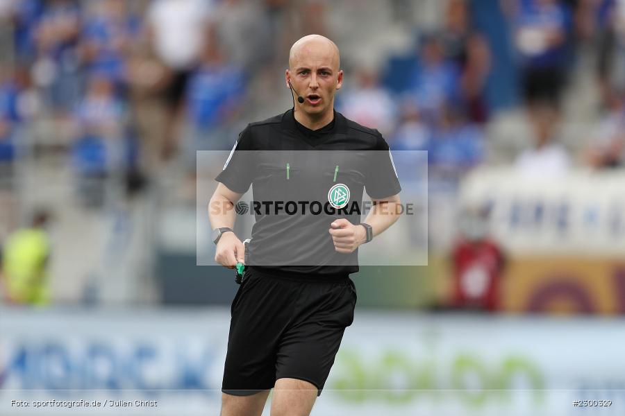 Schiedsrichter, Nicolas Winter, Merck-Stadion, Darmstadt, 24.07.2021, DFL, sport, action, Fussball, Deutschland, Juli 2021, Saison 2021/2022, SSV, SVD, Bundesliga, 2. Bundesliga, SSV Jahn Regensburg, SV Darmstadt 98 - Bild-ID: 2300329
