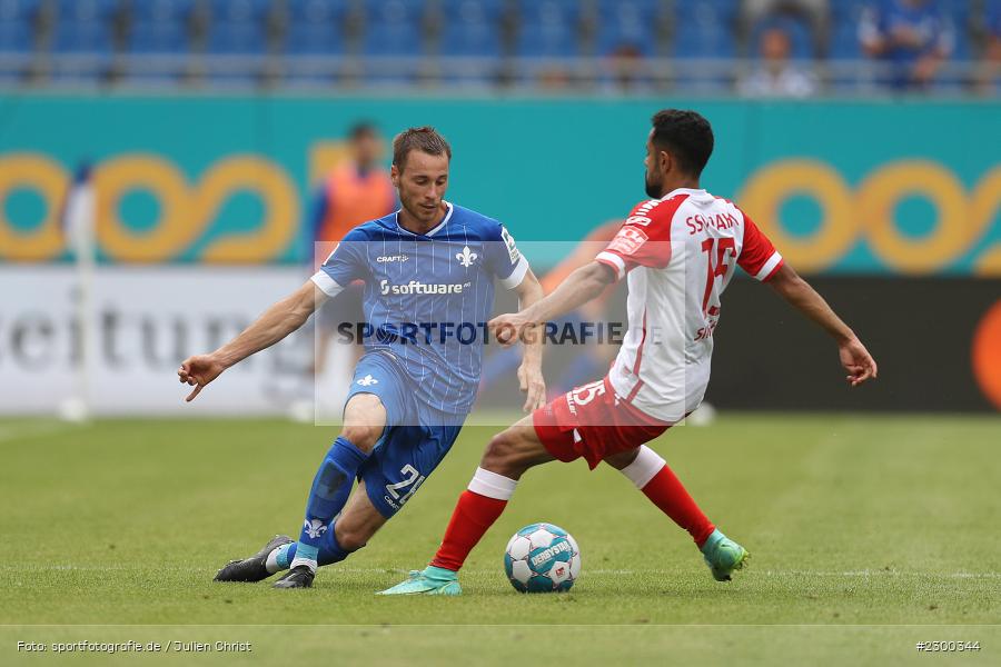 Sarpreet Singh, Matthias Bader, Merck-Stadion, Darmstadt, 24.07.2021, DFL, sport, action, Fussball, Deutschland, Juli 2021, Saison 2021/2022, SSV, SVD, Bundesliga, 2. Bundesliga, SSV Jahn Regensburg, SV Darmstadt 98 - Bild-ID: 2300344