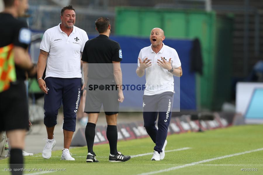 Manuel Bergmann, Reklamiert, Torsten Lieberknecht, Merck-Stadion, Darmstadt, 24.07.2021, DFL, sport, action, Fussball, Deutschland, Juli 2021, Saison 2021/2022, SSV, SVD, Bundesliga, 2. Bundesliga, SSV Jahn Regensburg, SV Darmstadt 98 - Bild-ID: 2300352