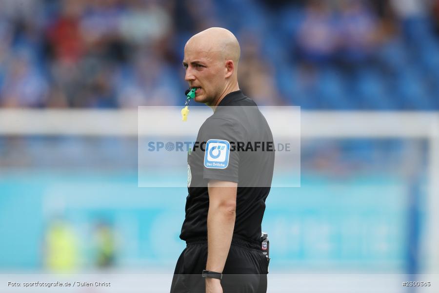 Das Örtliche, Schiedsrichter, Nicolas Winter, Merck-Stadion, Darmstadt, 24.07.2021, DFL, sport, action, Fussball, Deutschland, Juli 2021, Saison 2021/2022, SSV, SVD, Bundesliga, 2. Bundesliga, SSV Jahn Regensburg, SV Darmstadt 98 - Bild-ID: 2300363 Das Örtliche, Schiedsrichter, Nicolas Winter, Merck-Stadion, Darmstadt, 24.07.2021, DFL, sport, action, Fussball, Deutschland, Juli 2021, Saison 2021/2022, SSV, SVD, Bundesliga, 2. Bundesliga, SSV Jahn Regensburg, SV Darmstadt 98 - Bild-ID: 2300363