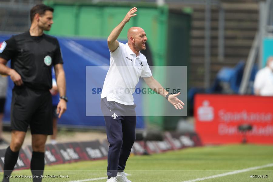 Gestik, Reklamiert, Torsten Lieberknecht, Merck-Stadion, Darmstadt, 24.07.2021, DFL, sport, action, Fussball, Deutschland, Juli 2021, Saison 2021/2022, SSV, SVD, Bundesliga, 2. Bundesliga, SSV Jahn Regensburg, SV Darmstadt 98 - Bild-ID: 2300365