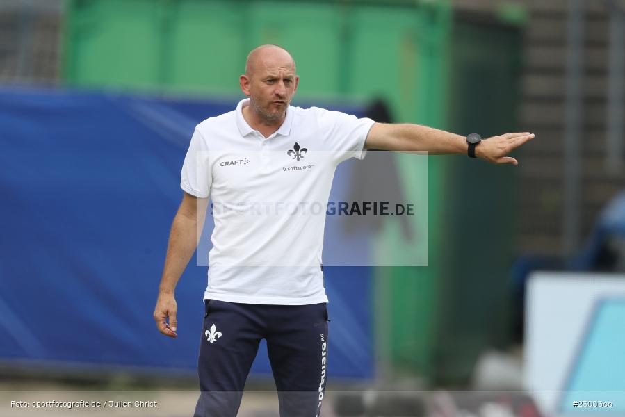 gibt Anweisungen, Torsten Lieberknecht, Merck-Stadion, Darmstadt, 24.07.2021, DFL, sport, action, Fussball, Deutschland, Juli 2021, Saison 2021/2022, SSV, SVD, Bundesliga, 2. Bundesliga, SSV Jahn Regensburg, SV Darmstadt 98 - Bild-ID: 2300366
