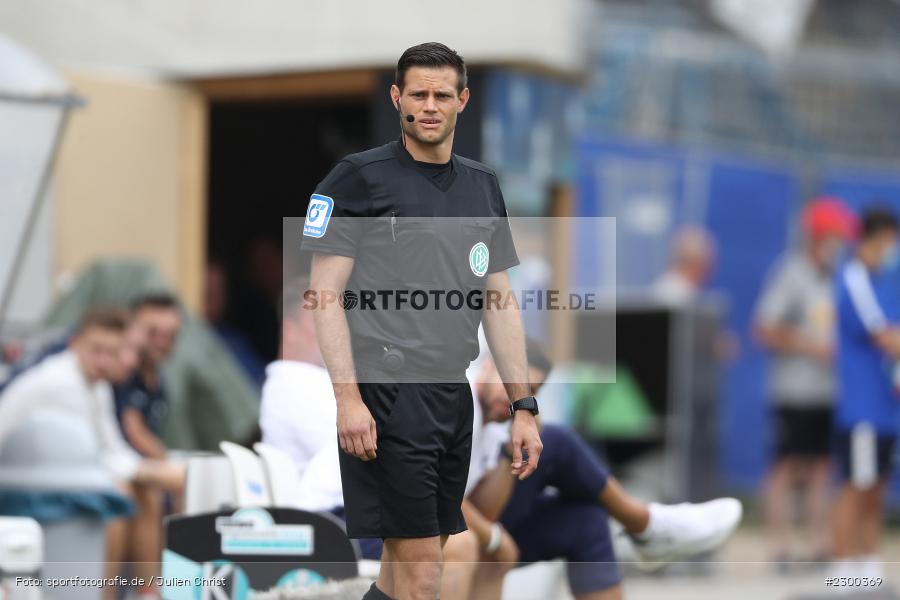 4. Offizieller, Manuel Bergmann, Merck-Stadion, Darmstadt, 24.07.2021, DFL, sport, action, Fussball, Deutschland, Juli 2021, Saison 2021/2022, SSV, SVD, Bundesliga, 2. Bundesliga, SSV Jahn Regensburg, SV Darmstadt 98 - Bild-ID: 2300369