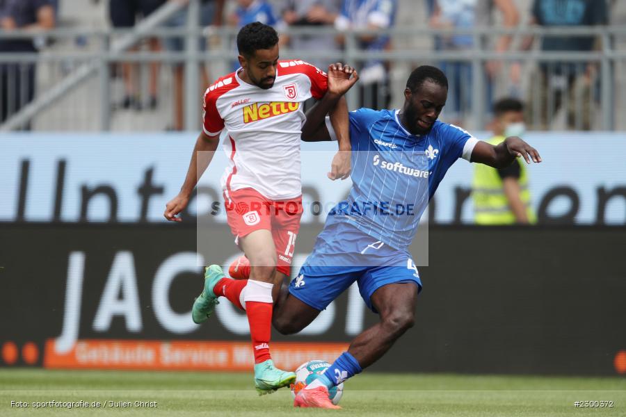 Erich Berko, Sarpreet Singh, Merck-Stadion, Darmstadt, 24.07.2021, DFL, sport, action, Fussball, Deutschland, Juli 2021, Saison 2021/2022, SSV, SVD, Bundesliga, 2. Bundesliga, SSV Jahn Regensburg, SV Darmstadt 98 - Bild-ID: 2300372