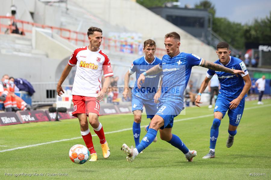 Phillip Tietz, Konrad Faber, Merck-Stadion, Darmstadt, 24.07.2021, DFL, sport, action, Fussball, Deutschland, Juli 2021, Saison 2021/2022, SSV, SVD, Bundesliga, 2. Bundesliga, SSV Jahn Regensburg, SV Darmstadt 98 - Bild-ID: 2300411