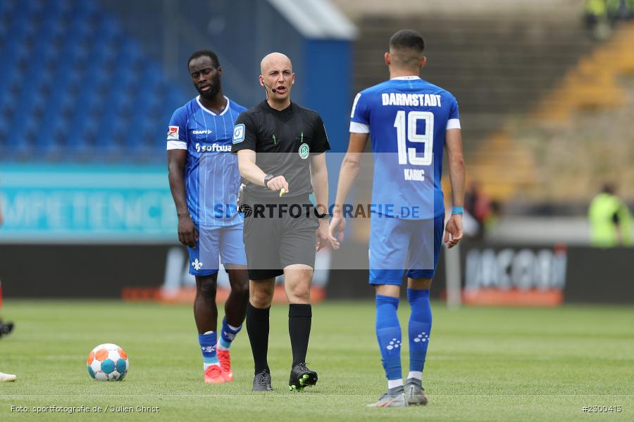Dialog, Schiedsrichter, Nicolas Winter, Merck-Stadion, Darmstadt, 24.07.2021, DFL, sport, action, Fussball, Deutschland, Juli 2021, Saison 2021/2022, SSV, SVD, Bundesliga, 2. Bundesliga, SSV Jahn Regensburg, SV Darmstadt 98 - Bild-ID: 2300413
