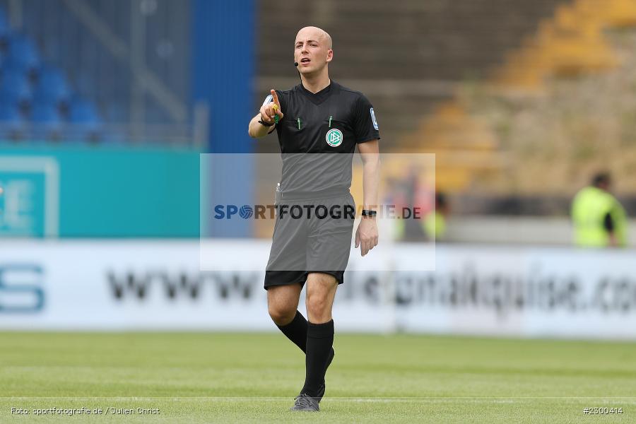 Schiedsrichter, Nicolas Winter, Merck-Stadion, Darmstadt, 24.07.2021, DFL, sport, action, Fussball, Deutschland, Juli 2021, Saison 2021/2022, SSV, SVD, Bundesliga, 2. Bundesliga, SSV Jahn Regensburg, SV Darmstadt 98 - Bild-ID: 2300414 Schiedsrichter, Nicolas Winter, Merck-Stadion, Darmstadt, 24.07.2021, DFL, sport, action, Fussball, Deutschland, Juli 2021, Saison 2021/2022, SSV, SVD, Bundesliga, 2. Bundesliga, SSV Jahn Regensburg, SV Darmstadt 98 - Bild-ID: 2300414